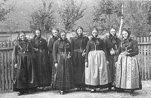 Pfuhlerinnen in Tracht um 1936